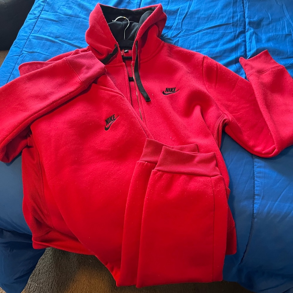 RED NIKE SWEATSUIT